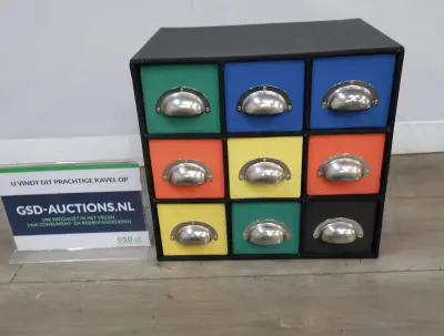 Kleurrijk ladeblok met negen lades – kavel bij GSD Auctions, Zoeterwoude