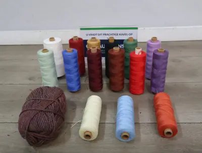 Set garenklossen en bol wol in diverse kleuren – kavel bij GSD Auctions, Zoeterwoude