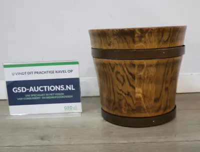 Houten halfronde bloempot met metalen banden – kavel bij GSD Auctions, Zoeterwoude