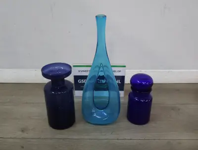 Set van drie blauwe glazen vazen – kavel bij GSD Auctions, Zoeterwoude