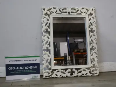Witte houten spiegel met brocante lijst – kavel bij GSD Auctions, Zoeterwoude