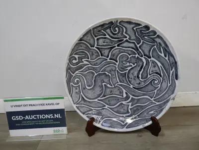 Decoratief sierbord met zwart-wit patroon – kavel bij GSD Auctions, Zoeterwoude