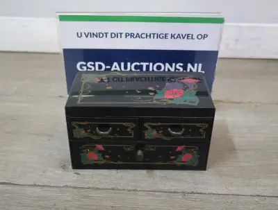 Decoratief houten sieradenkastje met lades – kavel bij GSD Auctions, Zoeterwoude