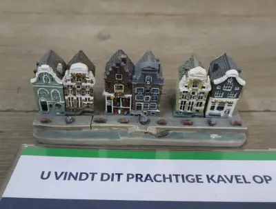 Miniatuur Amsterdamse grachtenhuizen decoratie – kavel bij GSD Auctions, Zoeterwoude