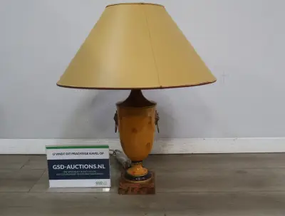 Tafellamp met houten voet en beige kap – kavel bij GSD Auctions, Zoeterwoude