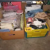 Kledij, bedlinnen en riemen. 4 dozen – kavel bij BOPA Auctions, Hooglede