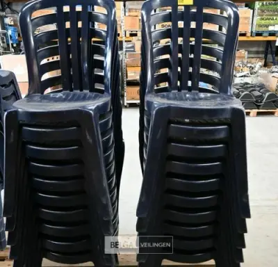 Stapelbare blauwe kunststof tuinstoelen (20x) – kavel bij Belga Veilingen