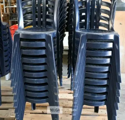 Stapelbare blauwe kunststof tuinstoelen (20x) – kavel bij Belga Veilingen