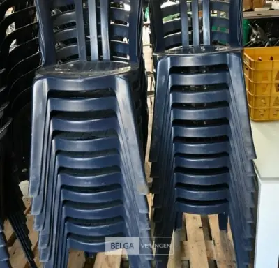 Stapelbare blauwe kunststof tuinstoelen (20x) – kavel bij Belga Veilingen