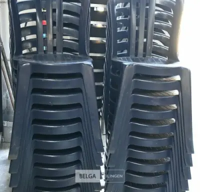 Stapelbare blauwe kunststof tuinstoelen (20x) – kavel bij Belga Veilingen