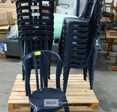 Stapelbare blauwe kunststof tuinstoelen (19x) – kavel bij Belga Veilingen
