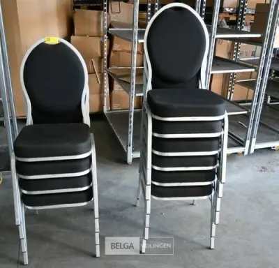 Stapelbare banketstoelen (10x) – kavel bij Belga Veilingen