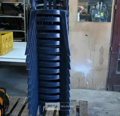 Stapelbare blauwe kunststof tuinstoelen (14x) – kavel bij Belga Veilingen