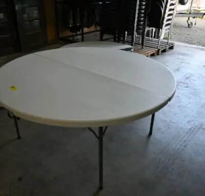 Ronde witte vouwtafels (2x) – kavel bij Belga Veilingen