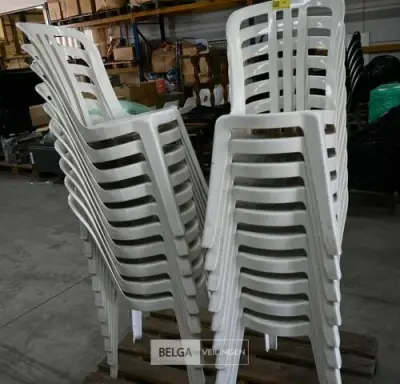Stapelbare witte kunststof tuinstoelen (20x) – kavel bij Belga Veilingen