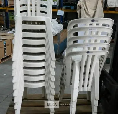 Stapelbare witte kunststof tuinstoelen (14x) – kavel bij Belga Veilingen