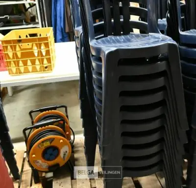 Stapelbare blauwe kunststof tuinstoelen (20x) – kavel bij Belga Veilingen