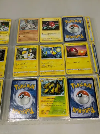 Verzameling Pokémon kaarten in binder – kavel bij De Kringwinkel, Sint-Niklaas