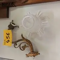 Koperen muurlampje met glazen kap – kavel bij BOPA Auctions, Hooglede