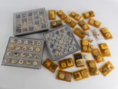 Verzameling mineralen en kristallen in displayboxen – kavel bij De Kringwinkel, Heverlee