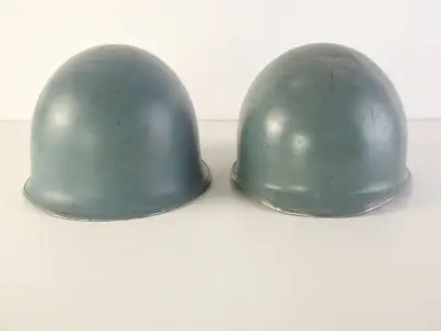 Set van 2 oude Belgische militaire stalen helm M51 – kavel bij De Kringwinkel, Heverlee