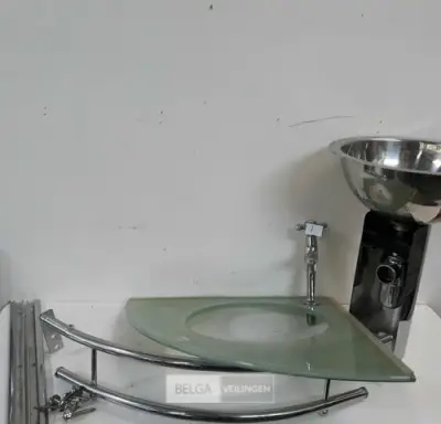 1 x Hoekwasbak inox glazen blad chrome sifon + kraan showmodel – kavel bij Belga Veilingen, Oudsbergen
