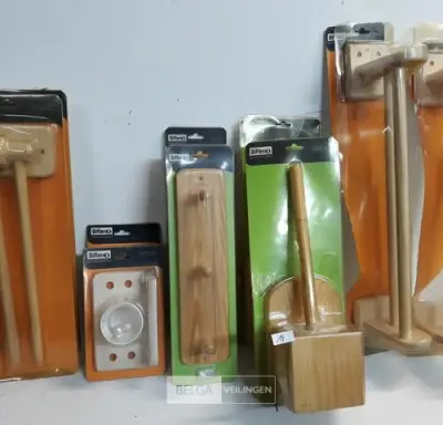10 x Badkamertoebehoren uit hout 5 assorti – kavel bij Belga Veilingen, Oudsbergen