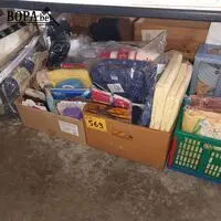 Kledij en bedlinnen. 3 dozen – kavel bij BOPA Auctions, Hooglede