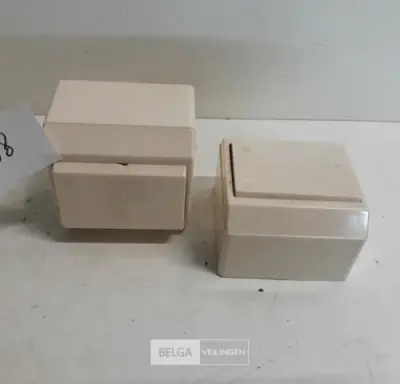 3 x Niko opbouw schakelaar 1x1P +2x2P oud model – kavel bij Belga Veilingen, Oudsbergen