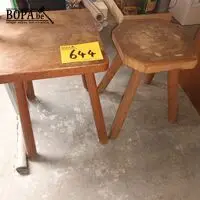 Houten krukjes. 2 stuks – kavel bij BOPA Auctions, Hooglede