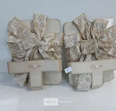 2 x Strik goud/wit 30 cm met staart van 1 M – kavel bij Belga Veilingen, Oudsbergen