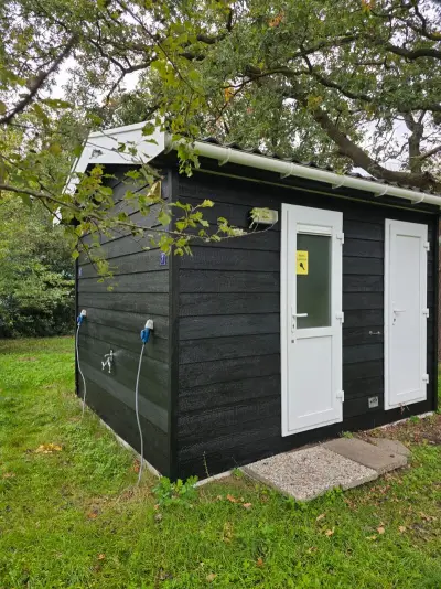 Dubbel sanitair huisje camping, XHC Bouw, Dubbele unit, zwart, 2021 – kavel bij Onlineveilingmeester, Balkbrug