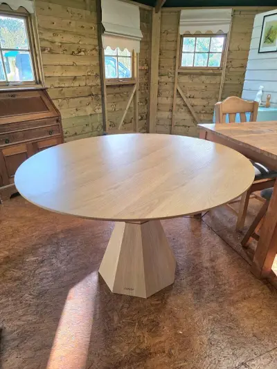 Eettafel, Zuiver, Lotus, eiken fineer, 2025 – kavel bij Onlineveilingmeester, Balkbrug