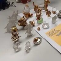 Miniatuurtjes uit koper en glas. 17 stuks – kavel bij BOPA Auctions, Hooglede