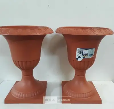 2 x Bloempot kelk op voet H 50 cm – kavel bij Belga Veilingen, Oudsbergen