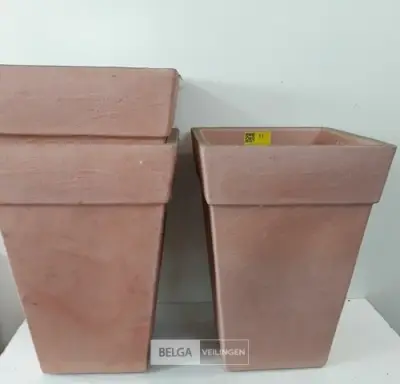3 x Bloempot vierkant 40x40 cm H 55 cm – kavel bij Belga Veilingen, Oudsbergen