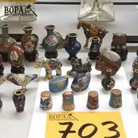 Miniatuur vaasjes en beeldjes cloisoné. 28 stuks – kavel bij BOPA Auctions, Hooglede