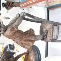 Beeld in kunstbrons meisje op stoel – kavel bij BOPA Auctions, Hooglede