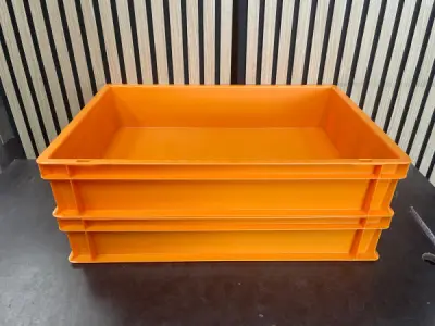 2 Oranje Kunststof Magazijnbakken – Stapelbaar – kavel bij XL Auctions