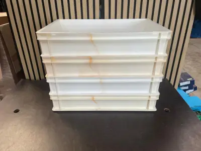4 Witte Kunststof Magazijnbakken – ca. 60 × 40 cm – kavel bij XL Auctions