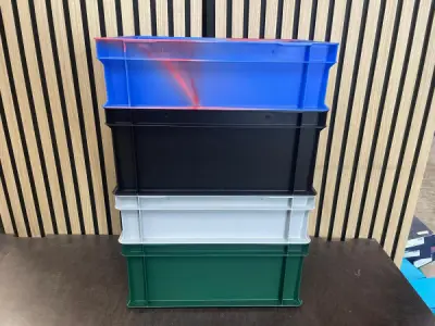 4 Kunststof Magazijnbakken – Blauw, Zwart, Grijs en Groen – kavel bij XL Auctions