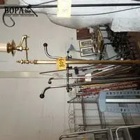 Staande lamp in koper – kavel bij BOPA Auctions, Hooglede