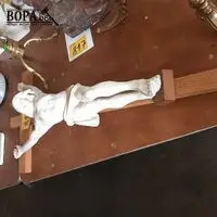 Gipsen kruisbeeld aan houten kruis – kavel bij BOPA Auctions, Hooglede