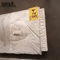 Tablet in gips Hugo Verriest – kavel bij BOPA Auctions, Hooglede