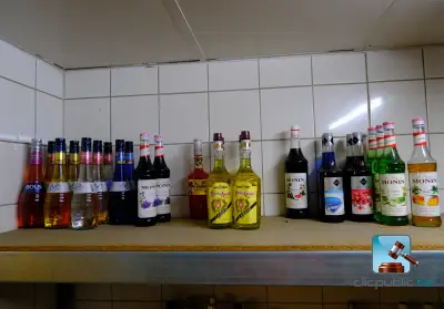 Set met siropen en likeuren – kavel bij Clicpublic, Etterbeek
