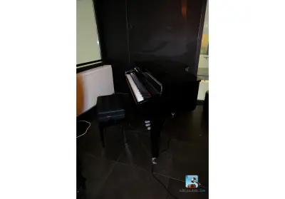 Digitale piano met zitje – kavel bij Clicpublic, Liege