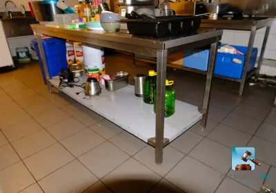 Roestvrijstalen tafel – kavel bij Clicpublic