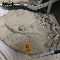 Tablet in gips aartsengel – kavel bij BOPA Auctions, Hooglede