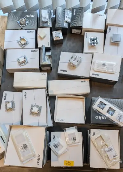 Een set NIKO-artikelen (schakelaars, afdekplaten, stopcontacten,…) – kavel bij Auctionline, Anderlecht