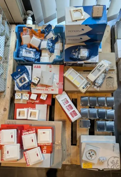 Een set elektrische apparatuur van LEGRAND en MODERNA – kavel bij Auctionline, Anderlecht